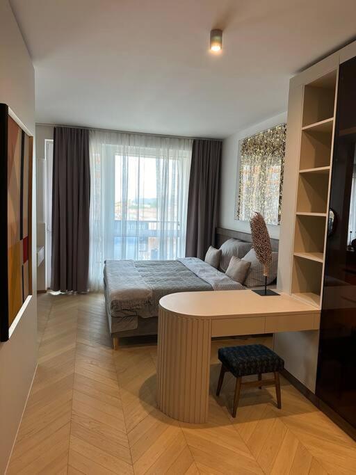 Luxe Near The Airport Apartment Prag